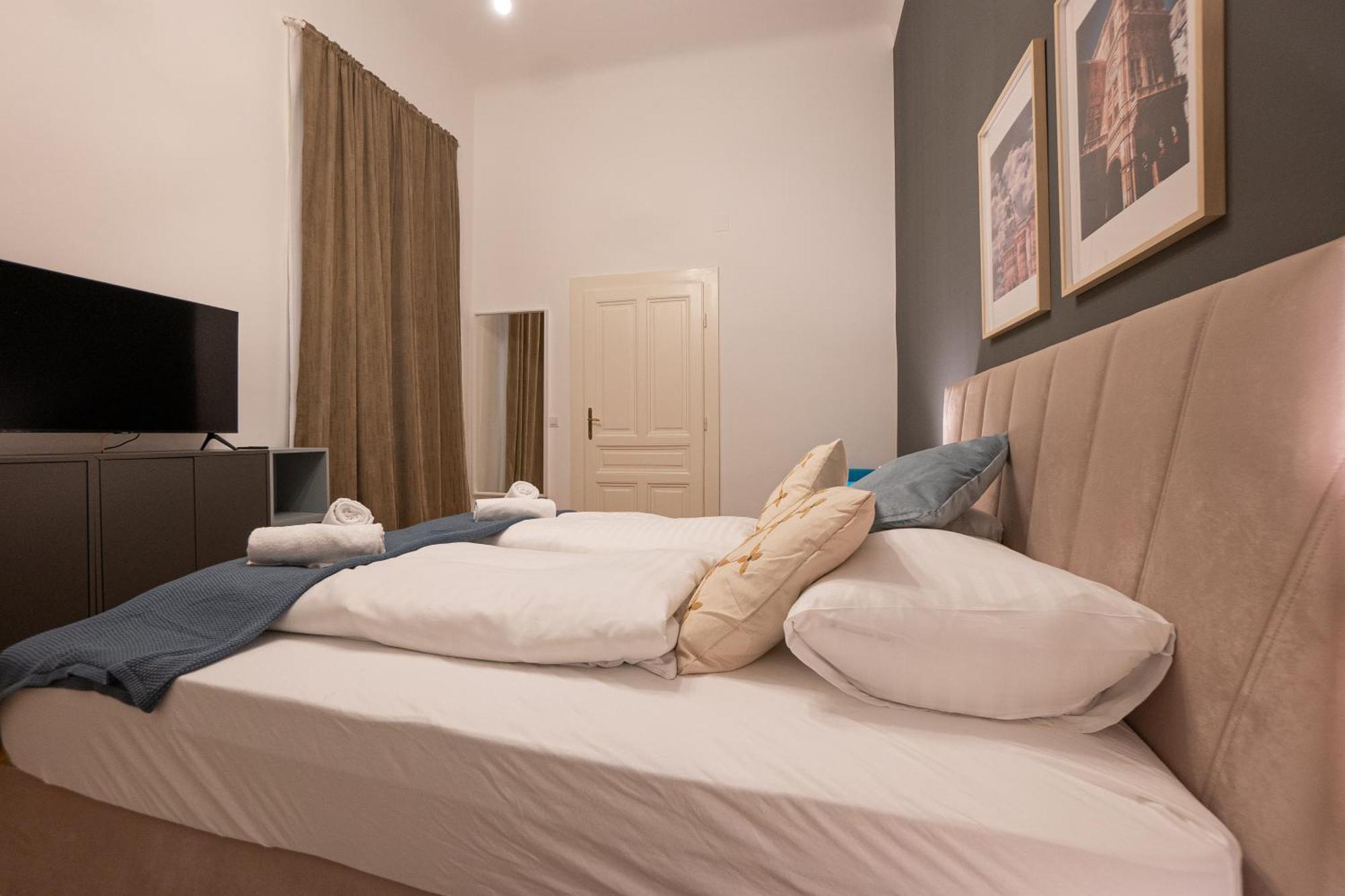 Appartement 2-room In A 1st District Of