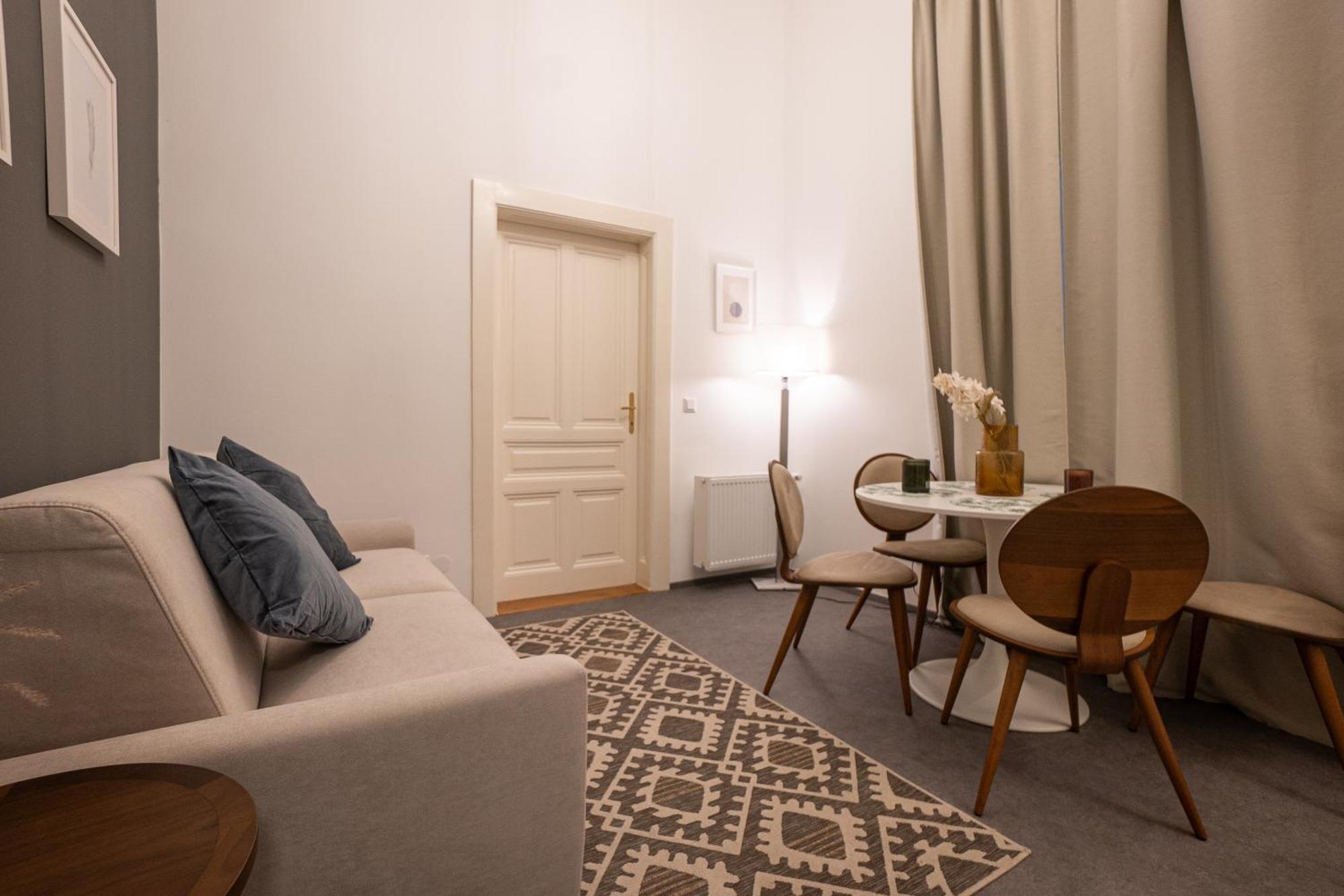 Appartement 2-room In A 1st District Of